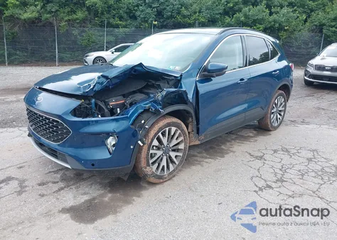 2020 Ford Escape Titanium z USA, uszkodzony, nr VIN 1FMCU9J92LUC16654